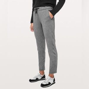 Lululemon On The Fly Drawstring Tapered Pant in Heathered Black US 6